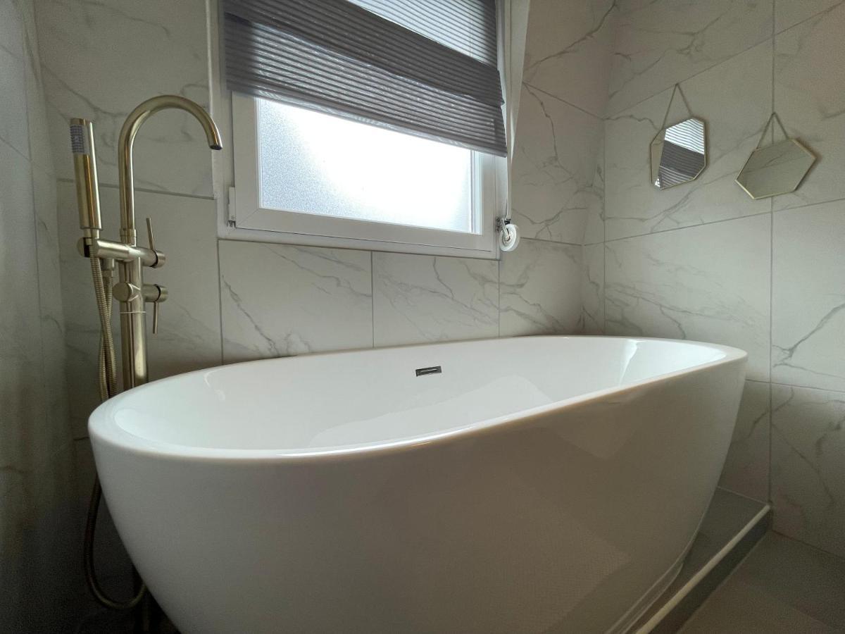 Luxus Apartment Am Fremersberg - Zentral - Mit Sauna & Badewanne บาเดน-บาเดน ภายนอก รูปภาพ